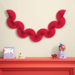 Red Fan Garland Spritzā¢